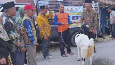 Baznas Rembang Salurkan Bantuan 20 Ekor Kambing untuk Warga Desa Sudo